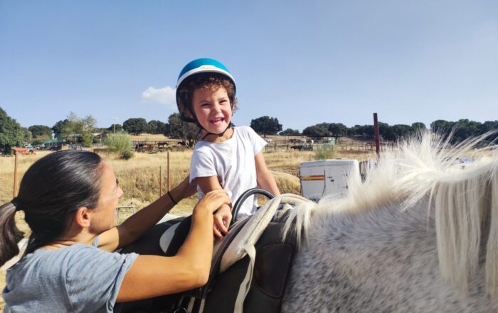 Fotografía de una niña montando a caballo durante una actividad